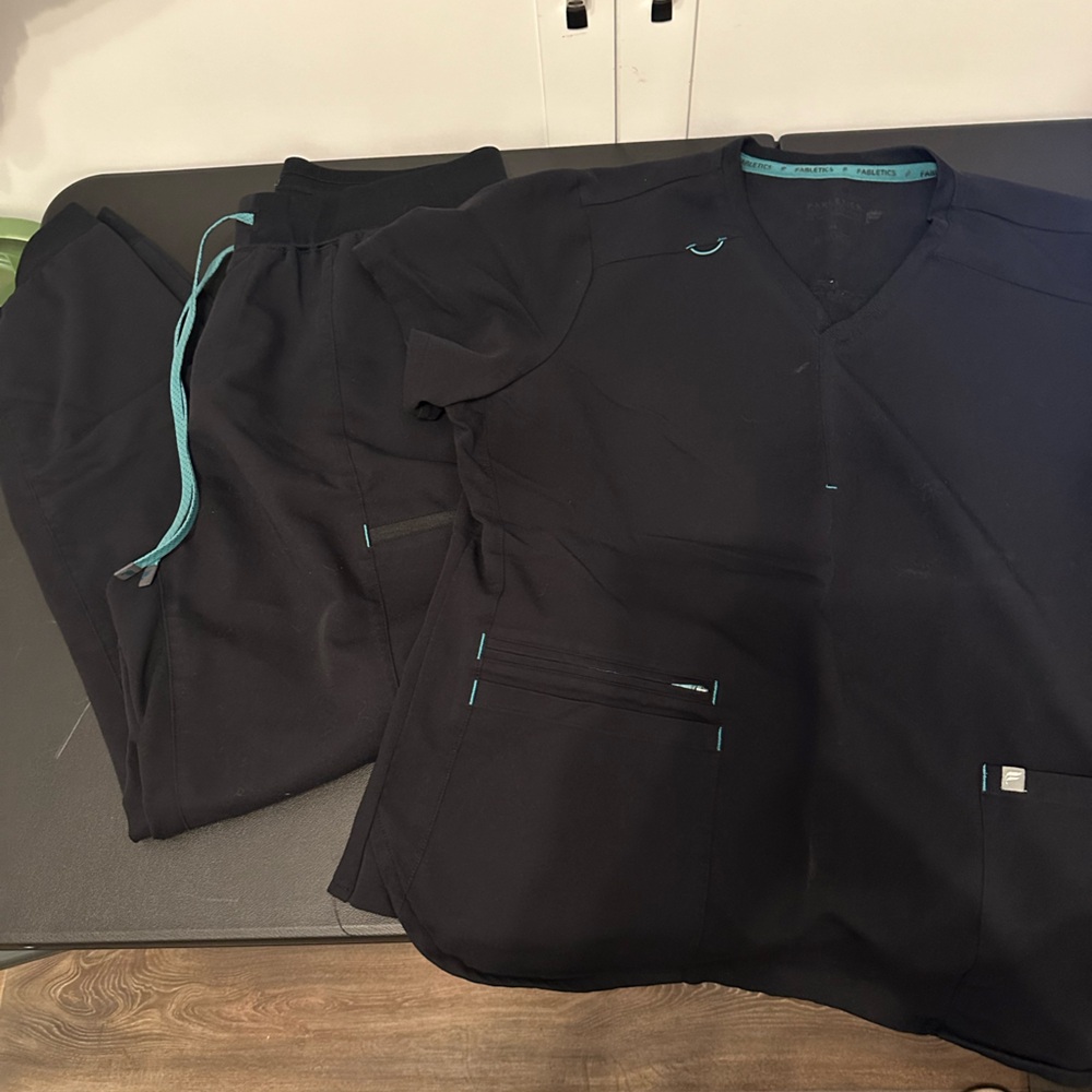 Fabletics Scrub Set